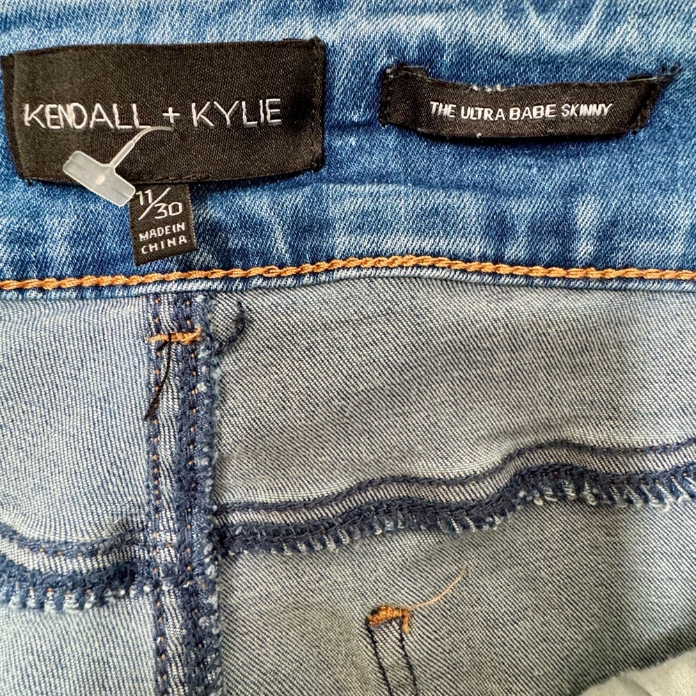 Kendall + Kylie ‘The Ultra Babe Skinny’ Distressed Blue Jeans Size 11/30 - Picture 13 of 14